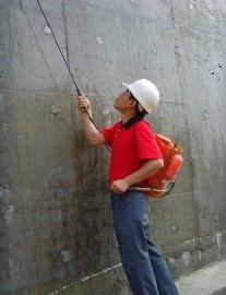 Applicazione a spruzzo su muro in calcestruzzo di Evercem
